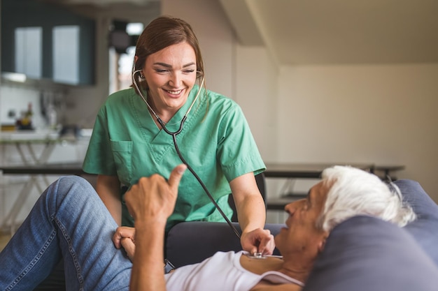 Foto krankenschwester, die sich während des hausbesuchs um einen älteren mann, einen gesundheitsbesucher und einen alten mann kümmert. eine krankenschwester oder ein arzt, der die gesundheit eines patienten überprüft, konzept der häuslichen pflege