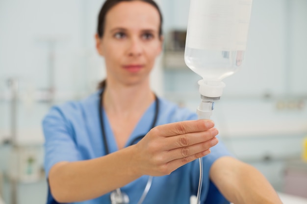 Krankenschwester, die Tropfen einstellt