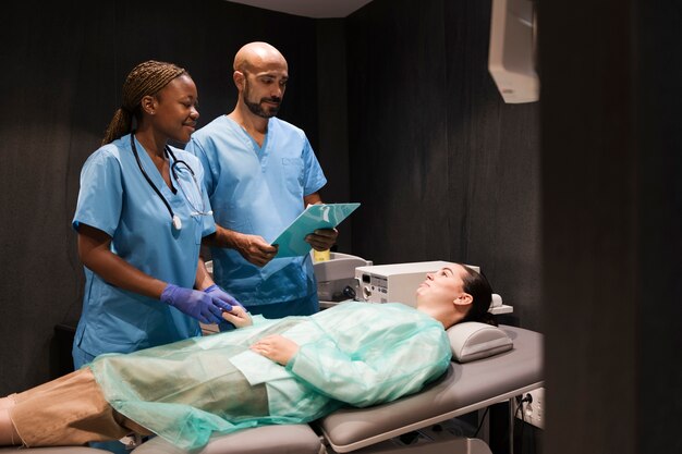 Foto krankenschwester, die während der arbeit in der klinik peelings trägt