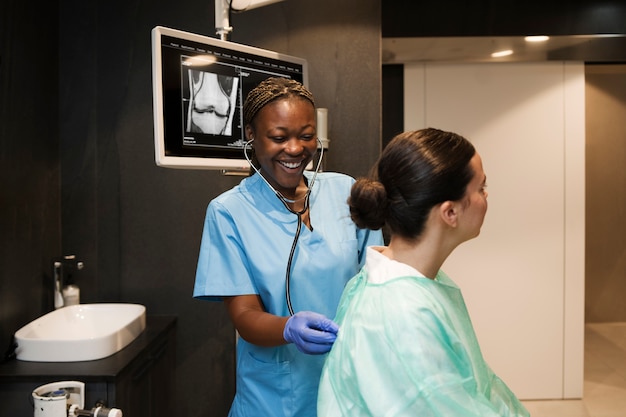 Krankenschwester, die während der Arbeit in der Klinik Peelings trägt