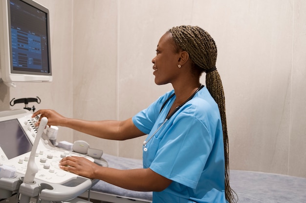 Foto krankenschwester, die während der arbeit in der klinik peelings trägt