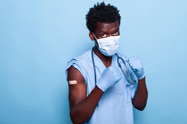 Krankenschwester fühlt sich stark nach Impfung gegen Coronavirus