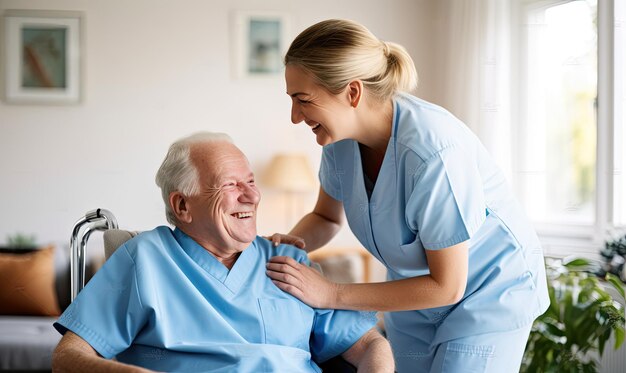 Krankenschwester hilft einem älteren Mann im Rollstuhl