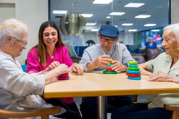 Krankenschwester hilft einer älteren Frau beim Spielen von Geschicklichkeitsspielen