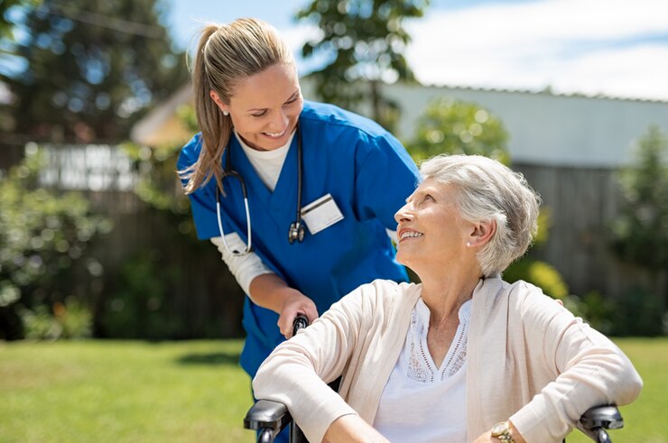 Foto krankenschwester kümmern sich um ältere patienten
