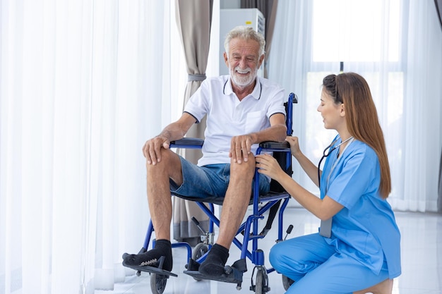Krankenschwester medizinisches Team Personal arbeiten Support Service Health Care Senior älterer Mann auf Rollstuhl in der häuslichen Pflege