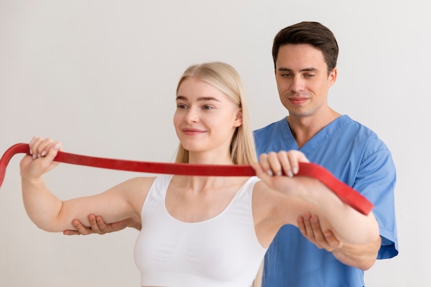 Foto krankenschwester mit patient in osteopathie-sitzung