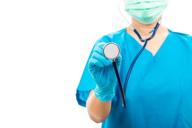 Krankenschwester mit Stethoskop und medizinischer Maske