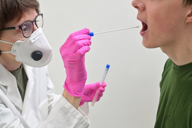 Krankenschwester oder Arzt setzt die Schutzmaske an