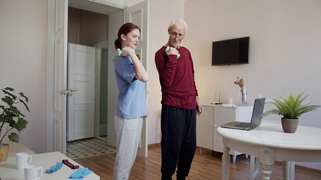 Foto krankenschwester und älterer mann im pflegeheim