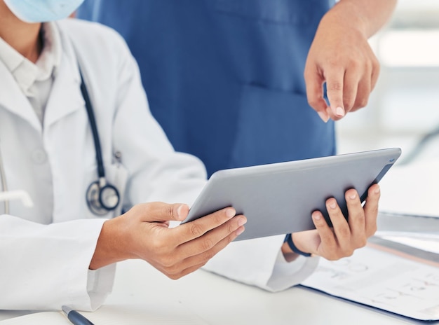 Krankenschwester und Arzt mit digitalem Tablet melden Laborergebnisse oder Krankenakten im Gesundheitswesen Innovationsforschung und Menschenhände mit drahtloser Technologie für Krankenhausverwaltungssoftware und Online-Daten