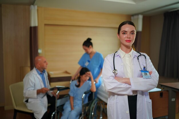 Krankenschwester und Arztteam bereit für den Arbeitstag