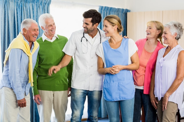 Foto krankenschwester und senioren stehen zusammen