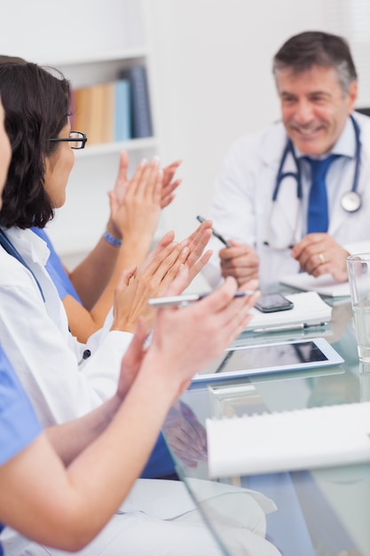Krankenschwestern, die einen Doktor applaudieren