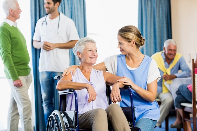 Foto krankenschwestern, die sich um senioren kümmern