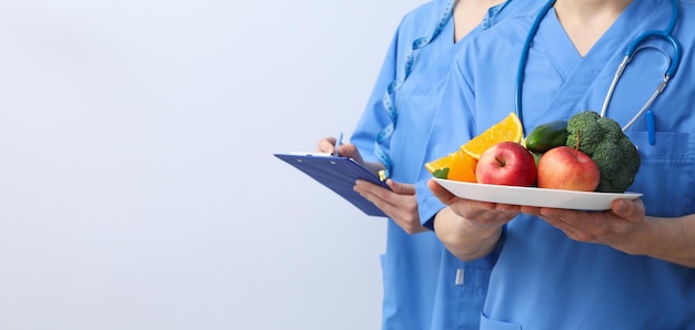 Krankenschwestern mit Zwischenablage und gesunder Ernährung gesunde Ernährung