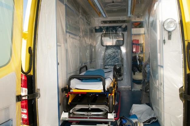 Foto krankenwagenbett, das sich auf ebola-kovid oder pandemie vorbereitet