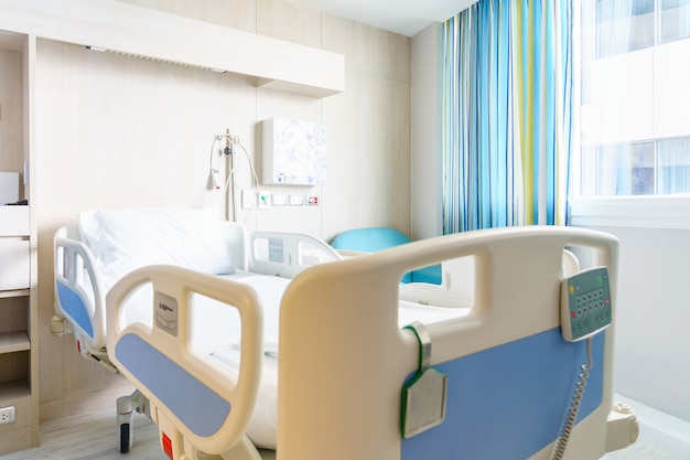 Foto krankenzimmer mit betten und komfortabler ausstattung in einem modernen krankenhaus