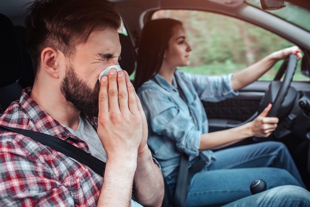 Kranker Mann fährt im Auto