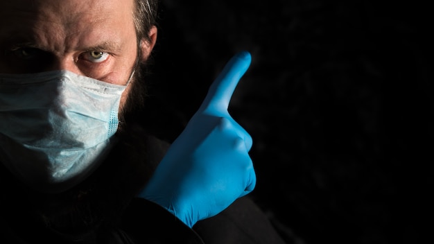 Foto kranker mann mit medizinischer gesichtsmaske