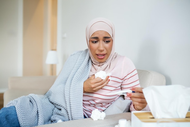 Krankheit saisonales Virusproblem Konzept Arabische Frau, die an Grippe erkrankt ist