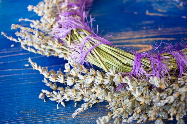 Kranz aus Lavendel auf einem blauen Holzbrett