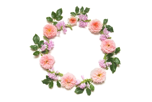 Kranz mit Blättern und Blüten von rosa Rosen auf weißem Hintergrund. Schöne Hochzeitskarte. Blatt, Sommer und Frühling. Platz für Text. Flache Lage, Ansicht von oben