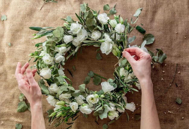 Foto kranz mit weißen rosen auf jutehintergrund. dekoriert