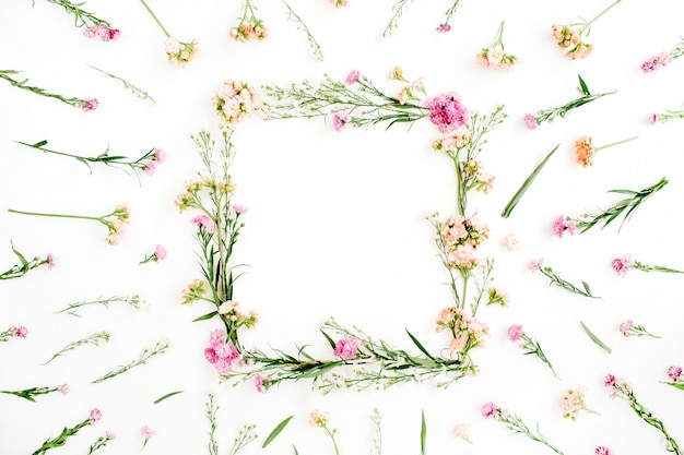 Foto kranzrahmen aus rosa und beigem wildblumen-design