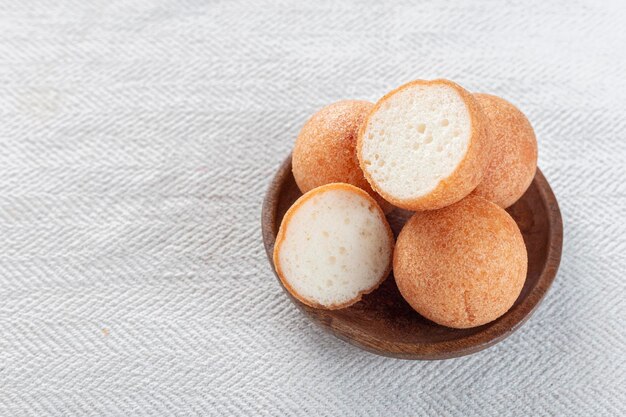 Krapfen auf dem Tisch typisches kolumbianisches Essen Nahaufnahmebild