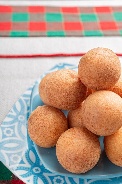 Krapfen auf dem Tisch typisches kolumbianisches Essen Nahaufnahmebild