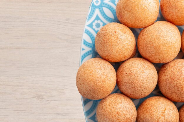 Krapfen auf dem Tisch typisches kolumbianisches Essen Nahaufnahmebild