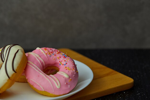 Krapfen. Süßes Essen und Kaffee