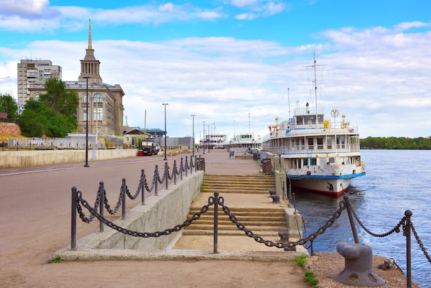 Krasnoyarsk, Siberia, Rusia-09.01.2021: barco de motor en el muelle con cadenas de acero bajo el cielo azul