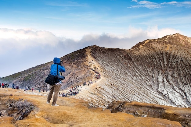 Krater und See des Vulkans Kawa Ijen