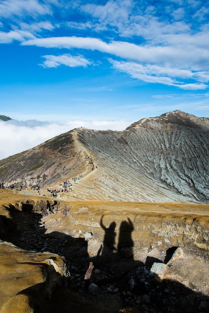 Krater und See des Vulkans Kawa Ijen