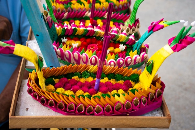 Krathong hecho a mano de arte colorido o artesanía de cesta de linterna flotante para que los tailandeses seleccionen comprar y flotar en el perdón del río de la Diosa del agua en el festival Loy Krathong en Sukhothai Tailandia