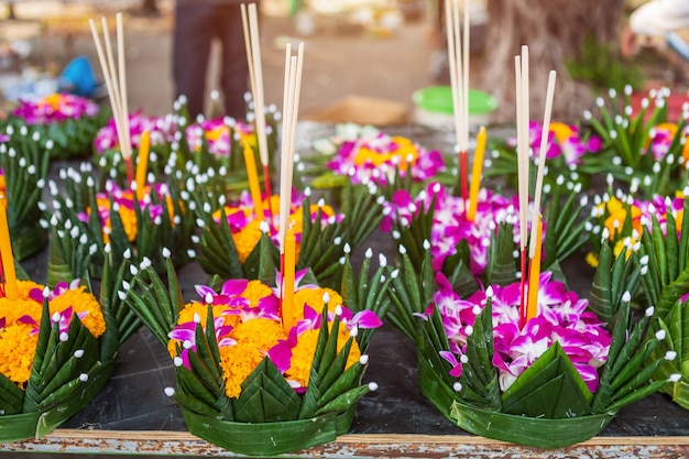 Kratong de cesta flutuante por folha de bananeira para Loy Kratong Festival