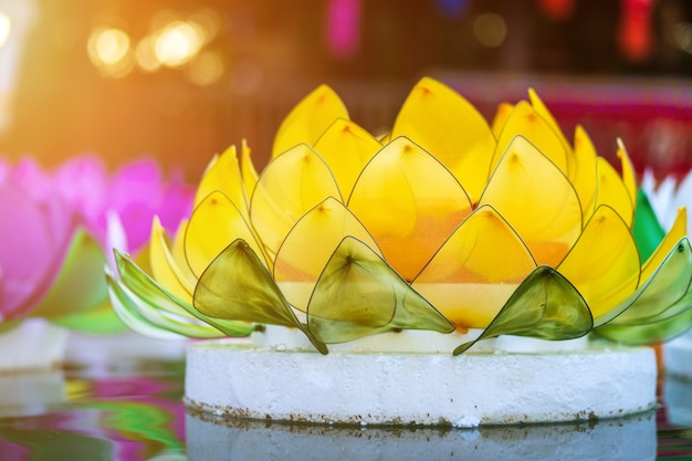 Kratong Hecho de espuma está flotando en el agua para el Festival Loy Krathong