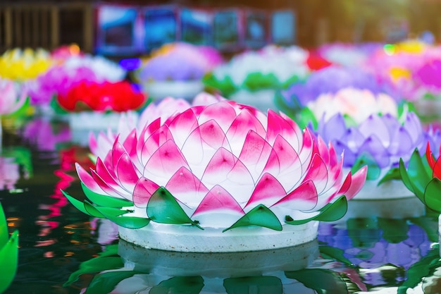 Kratong Hecho de espuma está flotando en el agua para el Festival Loy Krathong