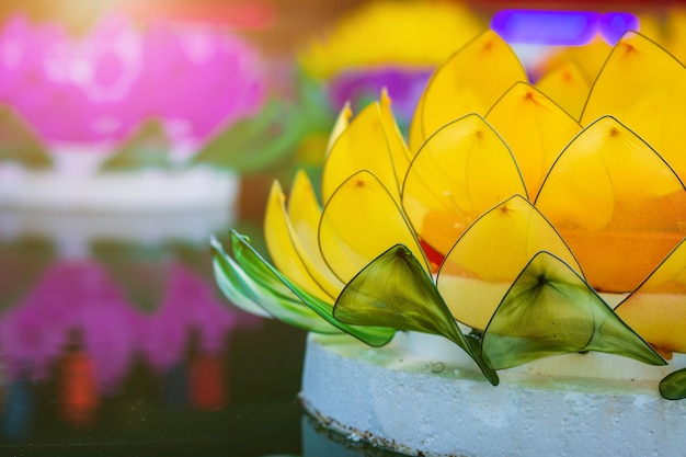 Kratong Hecho de espuma está flotando en el agua para el Festival Loy Krathong