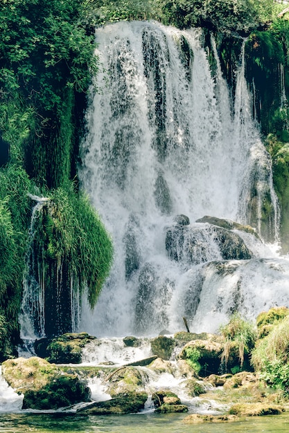 Kravice Wasserfall auf dem Trapezat in Bosnien und Herzegowina. Wunder der Natur in Bosnien und Herzegowina
