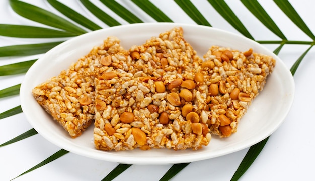 Krayasart Thai barra de cereales con arroz crujiente, cacahuetes y sésamo