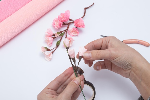 Kreation eines Frühlingszweigs mit Sakura-Blüten aus Wellpappe DIY-Meisterklasse