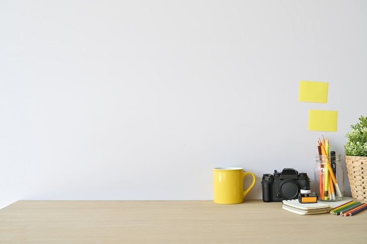 Foto kreative arbeitsplatzkamera und büroartikel auf hölzernem schreibtisch mit kopienraum.