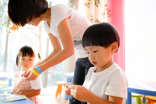 Kreative Bildung Kindergarten Kunstklasse süße Kinder und Lehrer