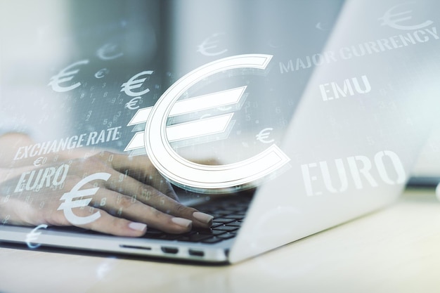 Foto kreative darstellung der euro-symbole und hände, die auf der computertastatur im hintergrund forex- und währungskonzept eingeben mehrfachbelichtung