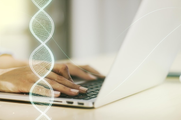 Kreative DNA-Skizze und Hände, die auf der Computertastatur im Hintergrund Biotechnologie und genetisches Konzept eingeben Mehrfachbelichtung
