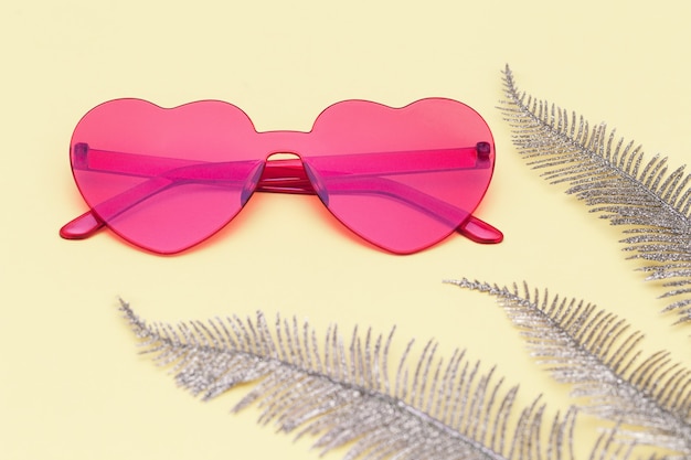 Kreative Draufsicht mit moderner Sonnenbrille Herzförmige Brille