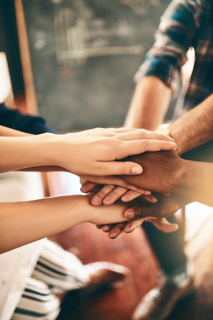 Kreative Einheit und Handstapel Zusammenarbeit und Produzent in der Filmproduktion Gruppe und Planung Huddle zusammen und Solidarität der Teamarbeit im Büro Feier und Leistung der Menschen